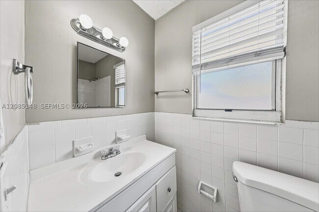 Building Photo - 458 NE 38th St