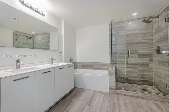 Building Photo - 1300 Brickell Bay Dr