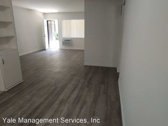 Building Photo - 18553-18563 Clark St