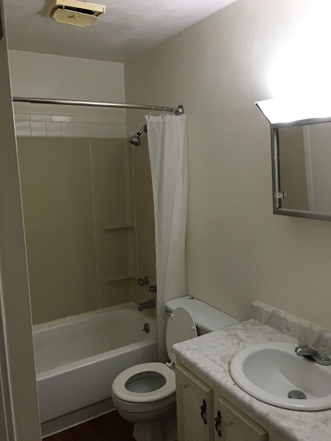 Building Photo - 725 W 61st St