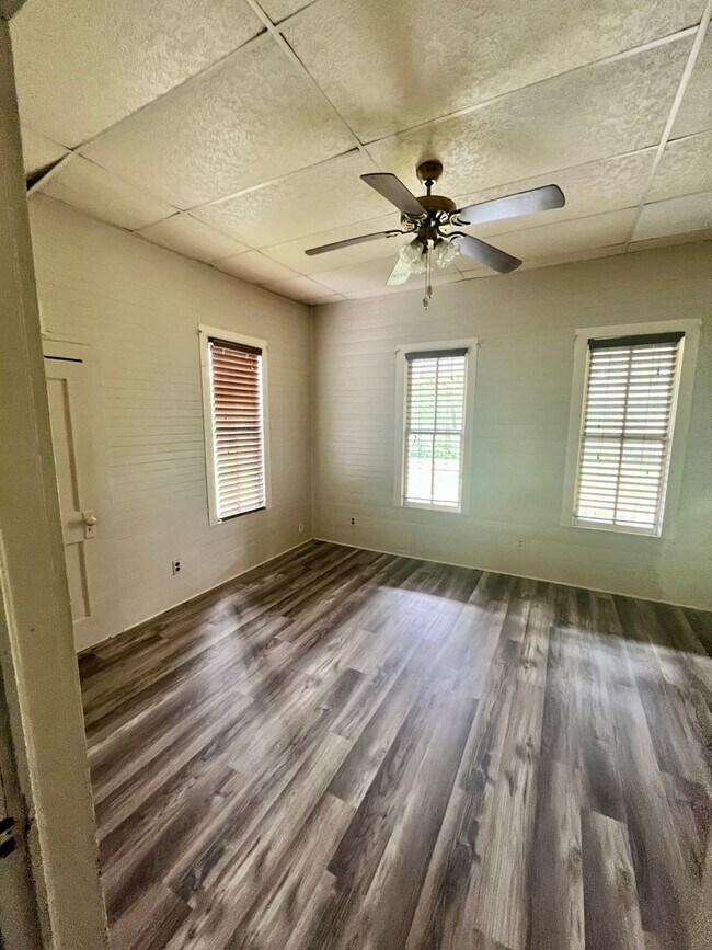 Building Photo - Beautiful 3/2 Farmhouse on Acreage
