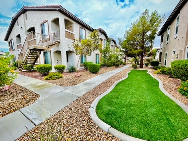 Building Photo - 2305 W Horizon Ridge Pkwy