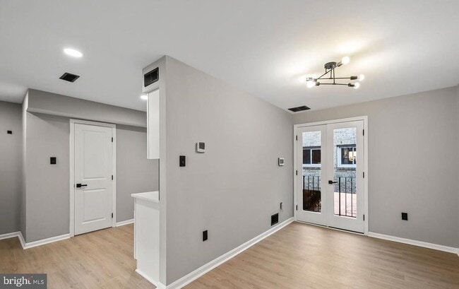 Building Photo - 1527 N Colonial Terrace