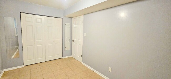 Building Photo - 2444 W Homer St