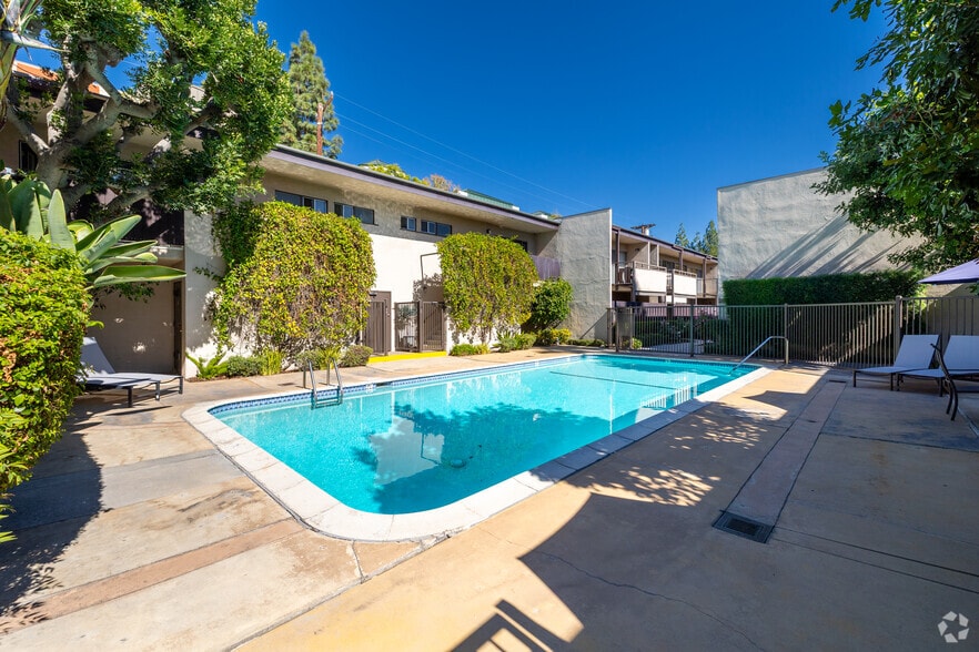 Primary Photo - 6717 Wilkinson