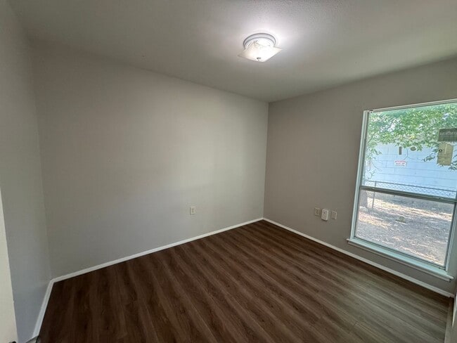 Building Photo - NICE 3 BR HOME W/ EASY ACCESS TO FT. SAM, ...