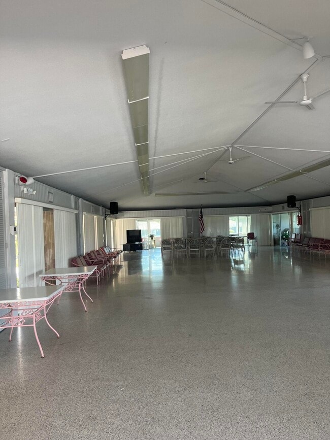 Building Photo - 143 West Ct