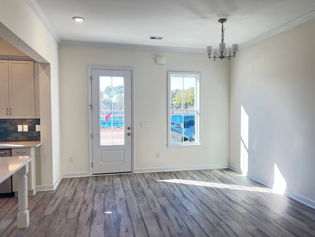 Building Photo - Luxury 2 Bedroom, 2.5 Bath Townhome Available Now in Market Common!