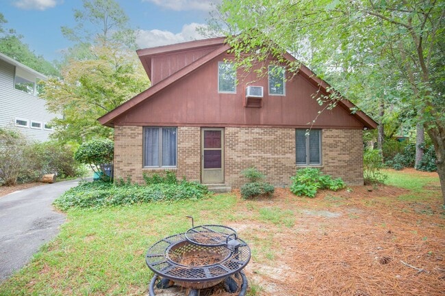 Building Photo - Cottage life in Southern Pines