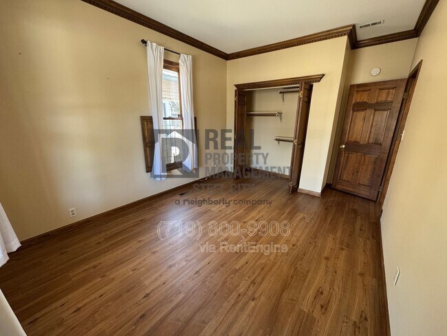 Building Photo - 512 W 10th St