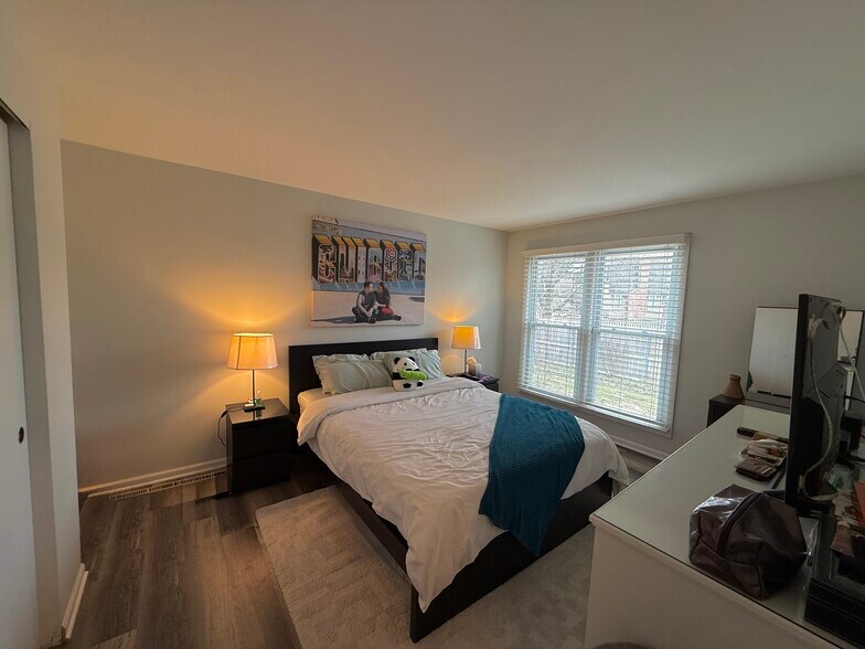 Building Photo - 837 Garfield Ave