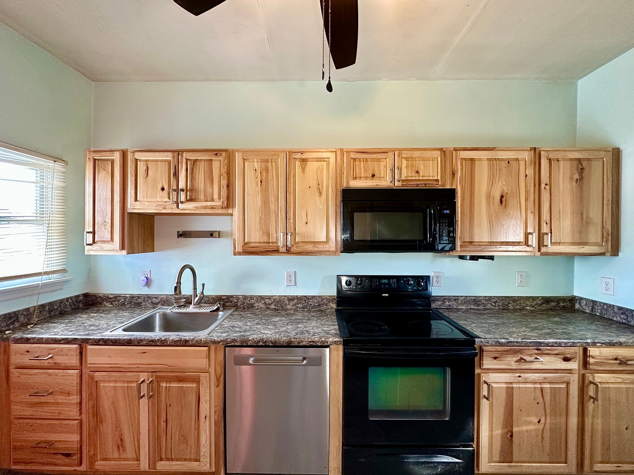 Building Photo - 628 Superior St