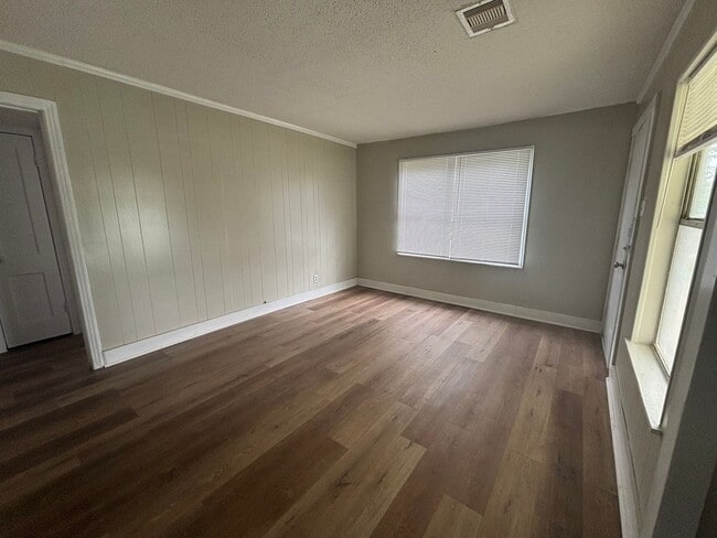 Building Photo - Lovely 4 Bedroom 2 Bath Home with Detached 2 Car Garage and Fully Fenced Huge Yard!!