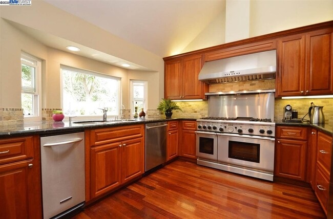 Building Photo - 2051 Pebble Dr