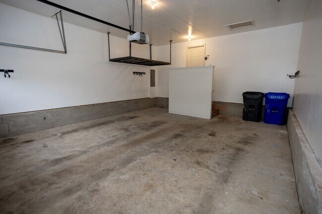 Building Photo - Spacious & Bright Home in Parks of Piedmon...