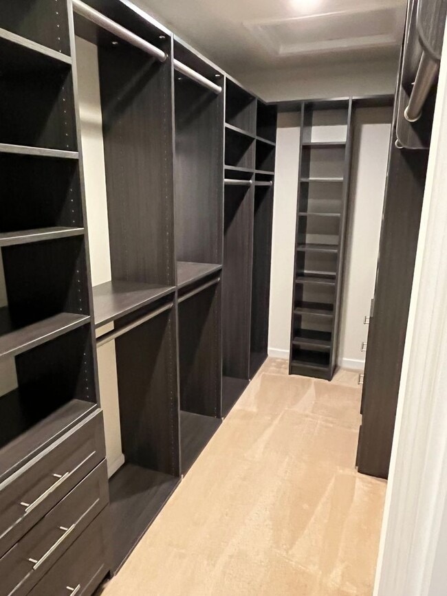 Building Photo - Large Executive 5 Br 3.5 Bath Home in Weym...