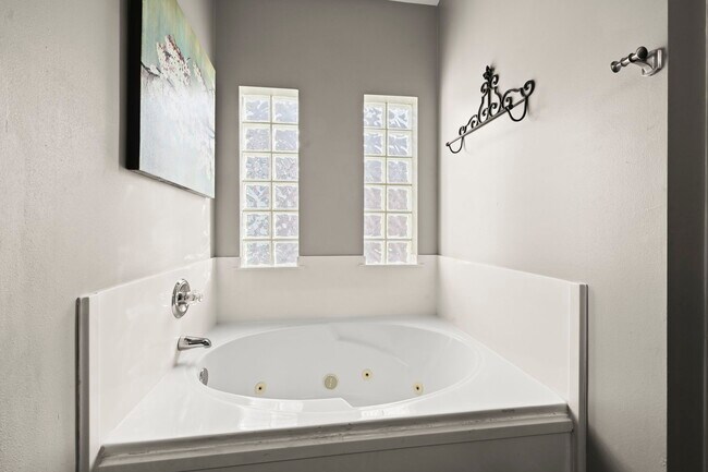 Building Photo - 2201 Hunters Trl Dr