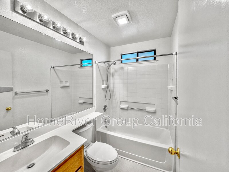 Building Photo - 8215 Bluehaven Ct