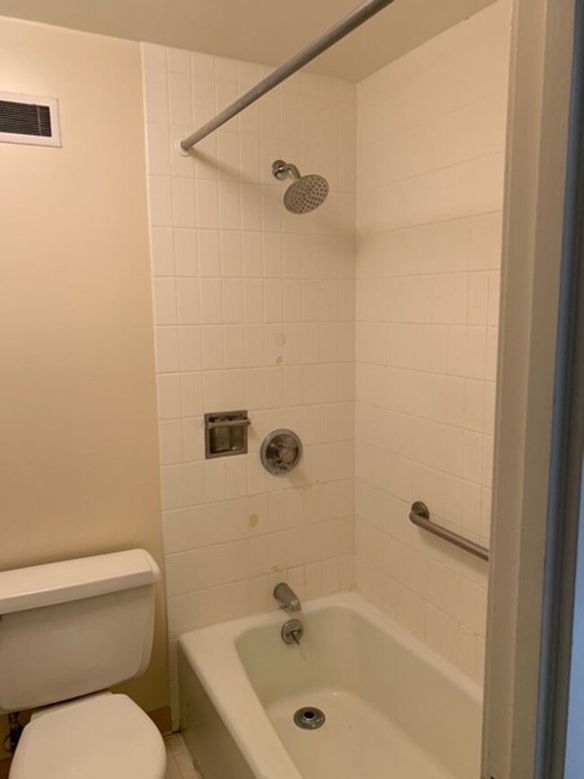 Building Photo - Harbor Square Condo - 1 bedroom, 1 bath un...