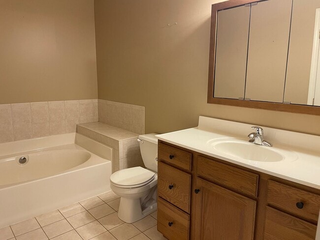 Building Photo - Luxury 3 Bedroom, 1.5 Bathroom End of Row ...