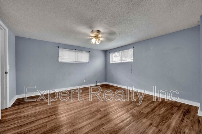 Building Photo - 216 Meadowood Ave