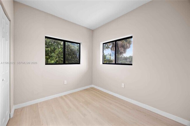 Building Photo - 630 NE 166th St