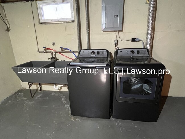 Building Photo - Three Bedroom Home - Convenient Location!