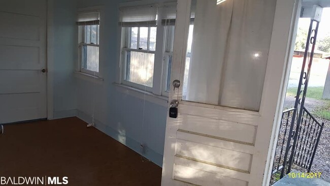 Building Photo - 304 W Orange Ave