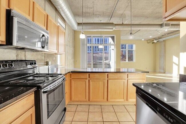 Building Photo - $2,350 - Urban 2 bed 2 bath Condo in Golde...
