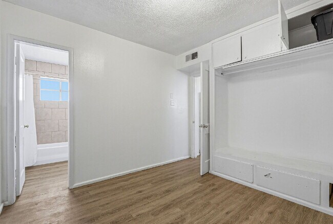 Building Photo - 79904$600 rent. Water and trash included in this 1 bedroom 1 bath apartment.