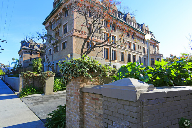 Building Photo - Clark Residence