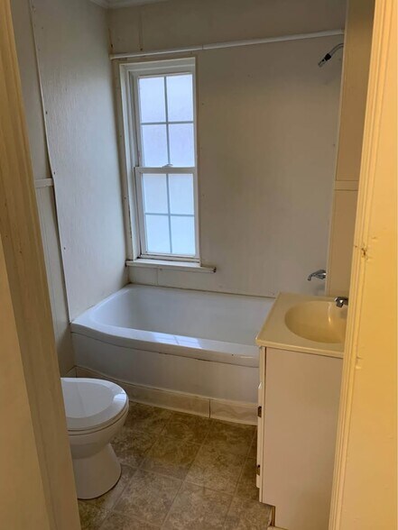 Building Photo - 117 Gorham St