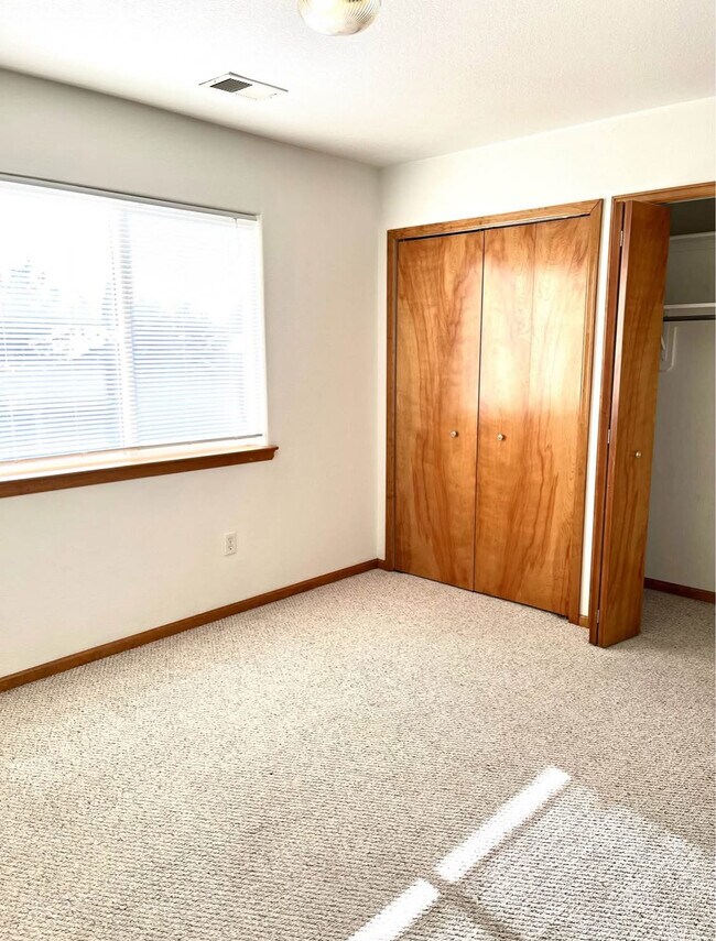 Building Photo - 1010 Winona Cir