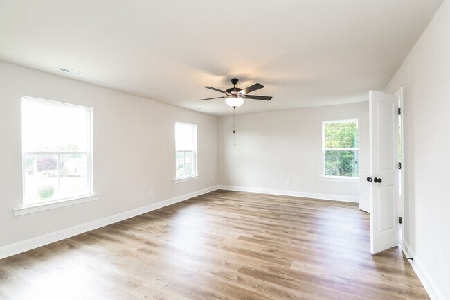 Building Photo - Beautiful 4BR 2.5BA Home w/ Full Appliance Kitchen • Garage Parking •