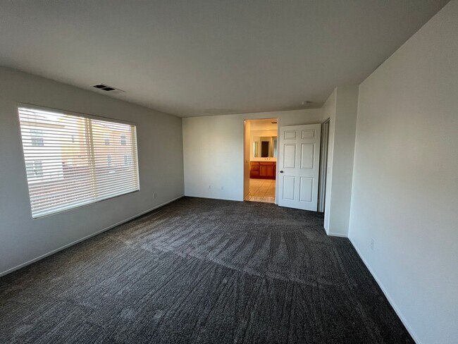 Building Photo - Beautiful home in central location of Victorville