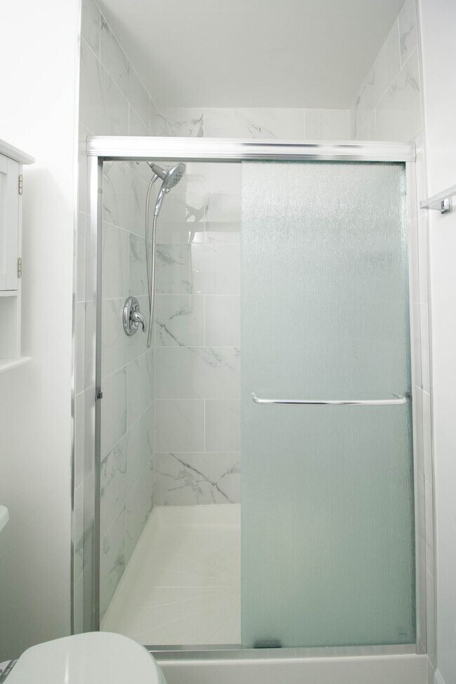 Building Photo - Gorgeous and updated 3Bd/2.5Bth townhome in the Town of Forest Hills! w/2 assigned parking space!