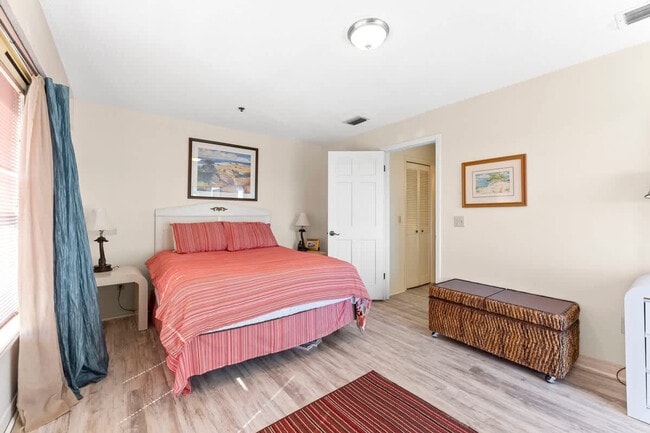 Building Photo - 8730 Thomas Dr