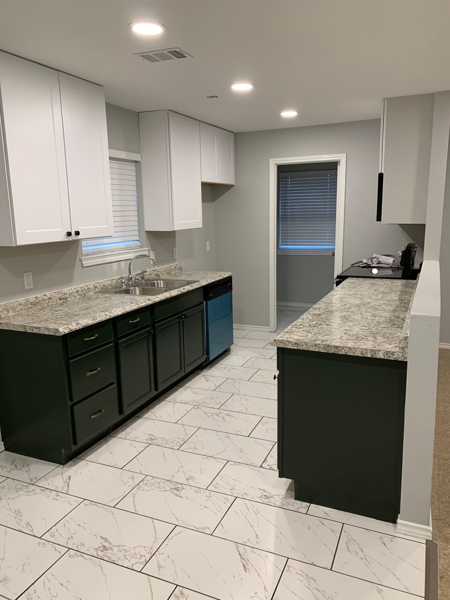 Kitchen - 120 Oak Hill Dr