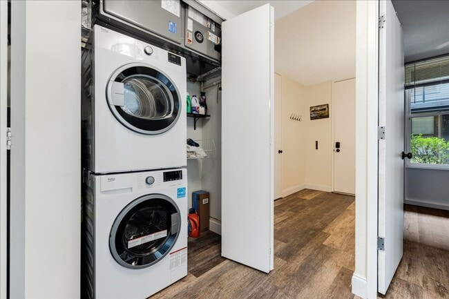 Building Photo - Furnished three bedroom condo on the lake available 2/1/26 - short term rental