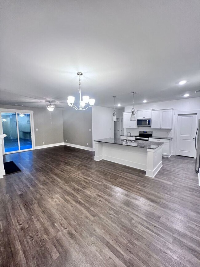 Building Photo - Magnificent 4 Bedroom Home!!