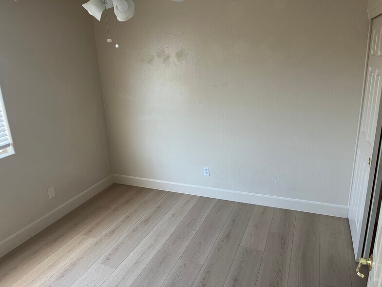 Guest Bedroom 1 - 140 W Beechnut Pl