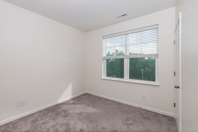 Building Photo - BEAUTIFUL 3BD 2.5 BTH Apartment home RAINTREE - Ballantyne Commons Pkwy