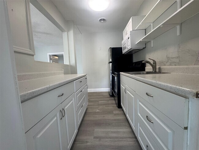 Building Photo - 828 NE 17th Ave