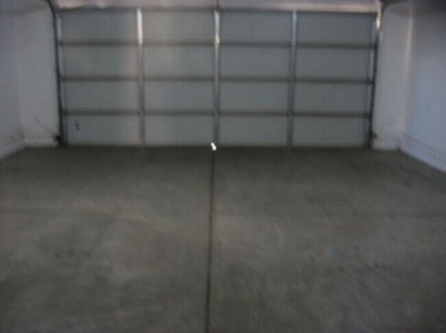 Building Photo - Oversized Townhome in Town!