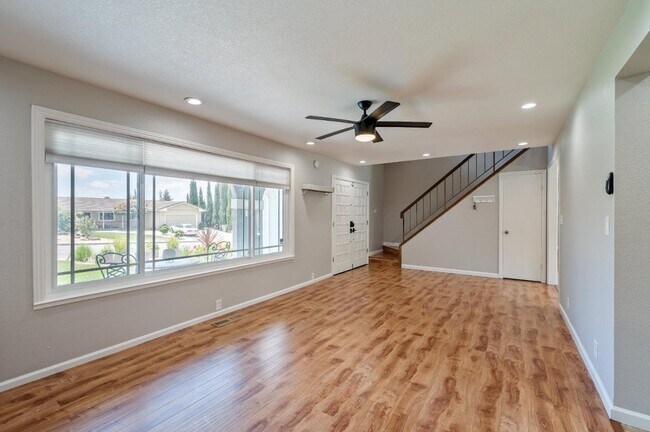 Building Photo - 3661 Slopeview Dr