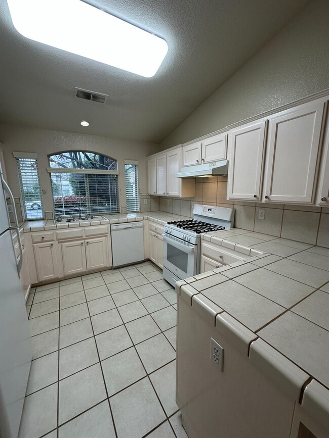 Building Photo - 2260 E Niles Ave