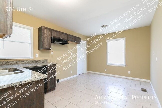 Building Photo - 904 8th St