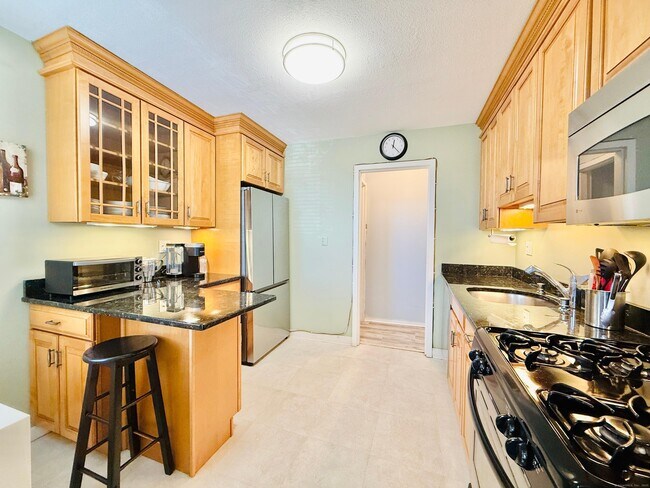 Building Photo - 1 Strawberry Hill Ct