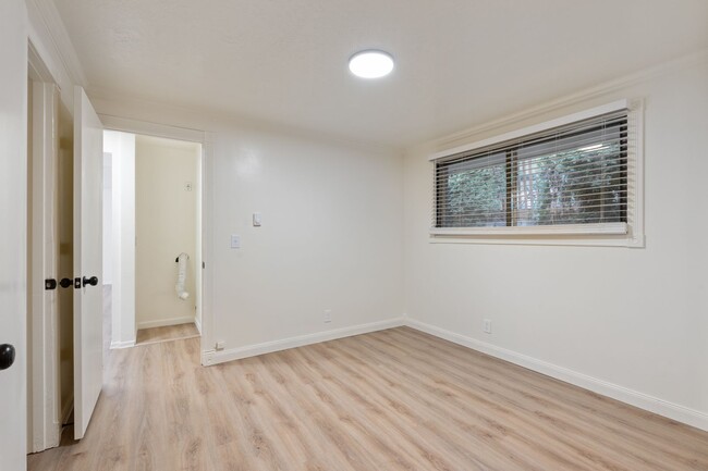Building Photo - Renovated 2BR in Milwaukie