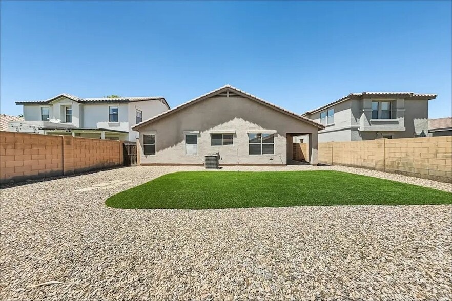 Building Photo - 3035 E Santa Rosa Dr
